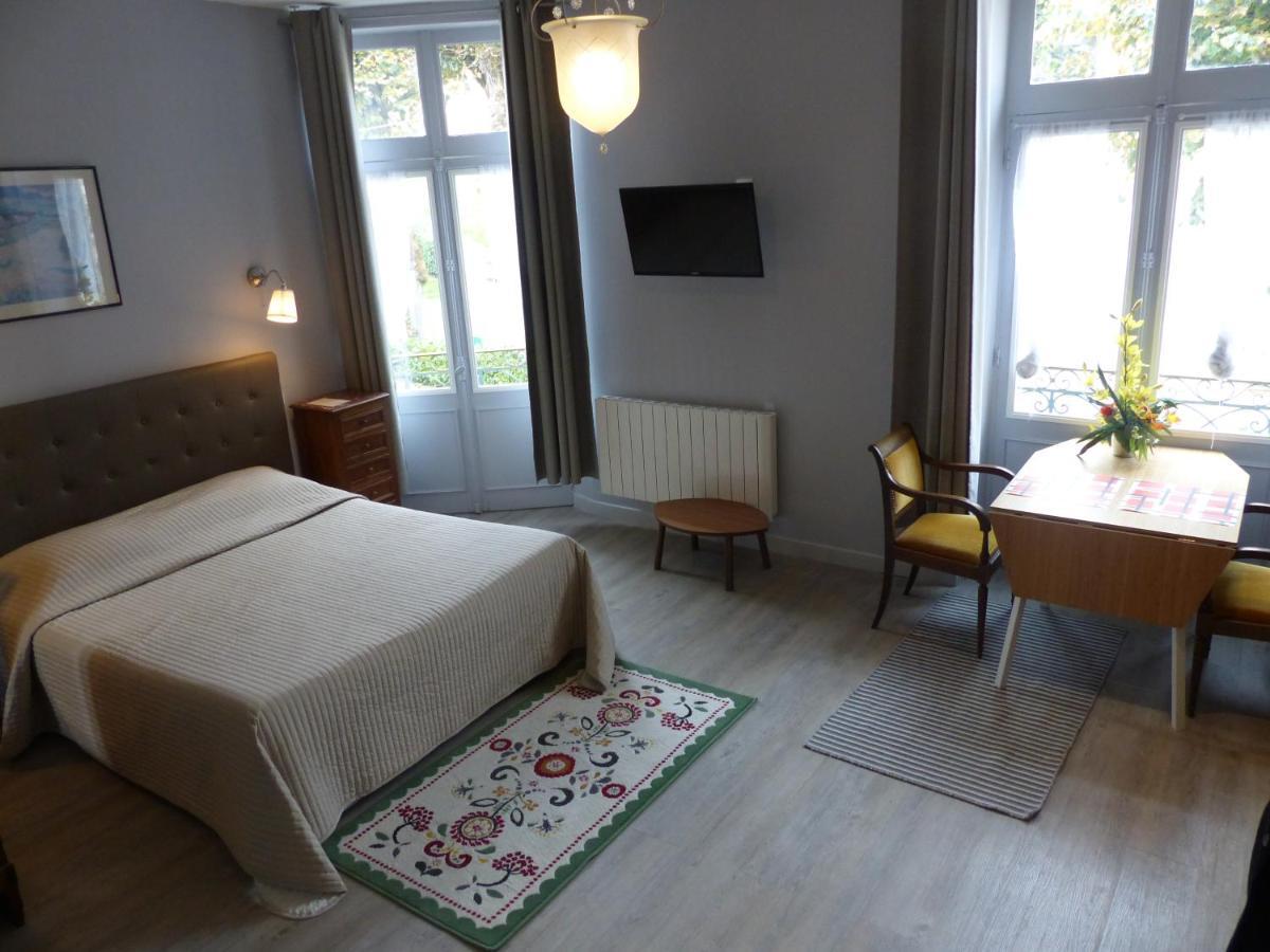 Hotel Des Thermes Bourbon-lʼArchambault Esterno foto