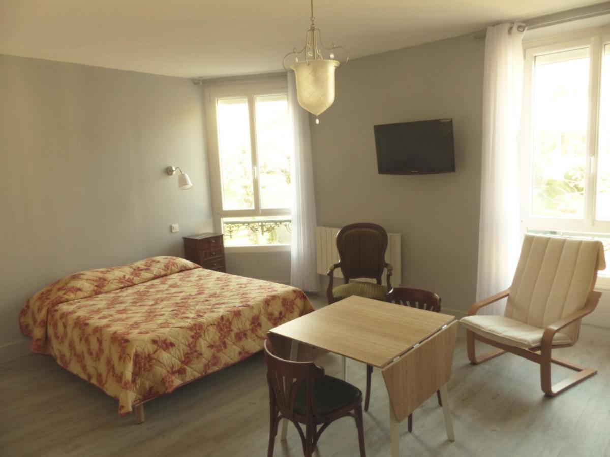Hotel Des Thermes Bourbon-lʼArchambault Esterno foto